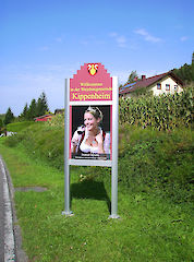 Aufsteller mit Säule Delta 90/100 und U-75 Profil für Aluminiumverbundplatte ( Dicke 3 oder 4 mm, Kundenmaterial ), Profiloberfläche: eloxiet silber