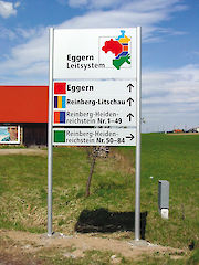 Aufsteller mit Säule 90 mm, Kassettenrahmen für 2 Stück Aluminiumverbundplatten ( Dicke 2 mm, Kundenmaterial ) und Textpaneel 200 mm , Profiloberfläche: eloxiert silber