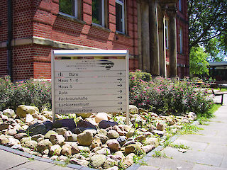 Aufsteller mit Säule 90 mm, einseitiger Rondo 130 LED Beleuchtung und Textpaneel 250/100 mm Profiloberfläche: eloxiert silber