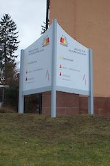 Aufsteller mit Säule 90 mm und U-75 Profilen für Aluminiumverbundplatte ( Dicke 3 oder 4 mm, Kundenmaterial ), Profiloberfläche: eloxiet silber