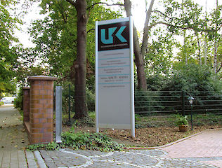 Aufsteller mit Säule 90 mm und U-75 Profilen für Aluminiumverbundplatte ( Dicke 3 oder 4 mm, Kundenmaterial ) Profiloberfläche: eloxiert silber