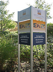 Aufsteller mit Säule 60 mm und Textpeneel 300; Profiloberfläche: eloxiert silber