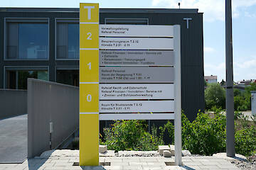 Säule 250-76 mit Textpaneelen und runder Säule 90