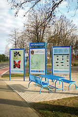 Aufsteller mit Säule 90 mm, Textpaneel 200 mm und U-75 Profil für Aluminiumverbundplatte ( Dicke 3 oder 4 mm, Kundenmaterial ) Profiloberfläche: pulverbeschichtet nach RAL 5015