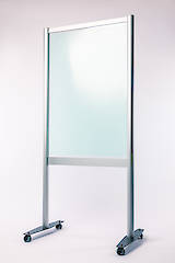 beweglicher Aufsteller mit Säule 60 und U-Profilen in Silber eloxiert