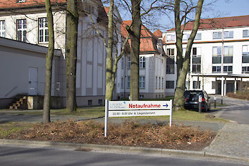 Aufsteller mit Säule 90 mm und Textpaneel 300/200 mm Profiloberfläche:eloxiert silber/ pulverbeschichtet nach RAL 9010