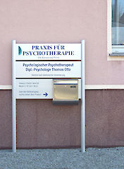 Aufsteller mit Säule 60 mm, Textpaneel 250/300 mm und bauseitig aufgesetztem Briefkasten. Profiloberfläche: eloxiert silber