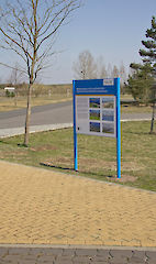 Aufsteller mit Säule 75 mm und Rahmen 60/32 für 2 Stück Aluminiumverbundplatten ( Dicke 2/3/4 mm, Kundenmaterial ) Profiloberfläche: pulverbeschichtet nach RAL 5015