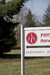 Aufsteller mit Säule 60 mm, Aufsatzstück Schräge und U-43 Profilen für Aluminiumverbundplatte ( Dicke 3 oder 4 mm, Kundenmaterial ) Profiloberfläche: eloxiert silber