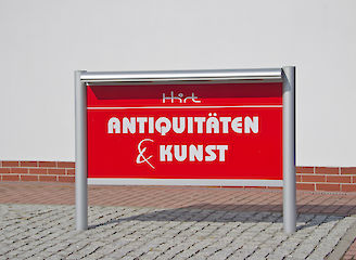 Aufsteller mit Säule 90 mm, einseitiger Rondo 130 LED Beleuchtung und U-43 Profil für Aluminiumverbundplatte ( Dicke 3 oder 4 mm, Kundenmaterial ) Profiloberfläche: eloxiert silber