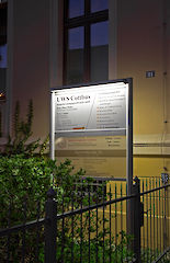 Aufsteller mit Säule 90 mm, einseitiger Rondo 130 LED Beleuchtung und U-43 Profilen für Aluminiumverbundplatte ( Dicke 3 oder 4 mm, Kundenmaterial ) Profiloberfläche: eloxiert silber