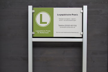 Aufsteller mit Säule 50/50, Plattenhaltern eckig und Distanzpaneel 45 für Aluminiumverbundplatten ( Dicke 4/6/8 mm, Kundenmaterial ) Profiloberfläche: eloxiert silber