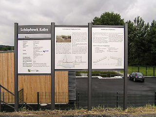 Aufsteller mit Säule 100/60 sowie U-43 Profilen für Aluminiumverbundplatte ( Dicke 3 oder 4 mm, Kundenmaterial ) und einem Textpaneel 200 , Profiloberfläche: pulverbeschichtet nach DB