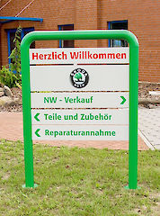 Aufsteller mit Säule 90 mm, Quertraverse und Textpaneel 150/250, Profiloberfläche: pulverbeschichtet nach RAL / eloxiert silber