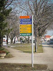 Fahnenwegweiser System XL mit 7 Ebenen und Textpaneelen 150 - 800 mm lang Profiloberflächen: eloxiert silber