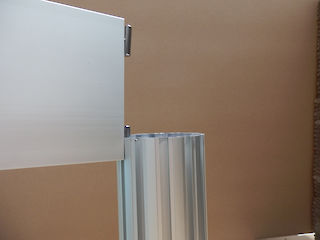 Montage der Textpaneele durch einschieben des Spannsystems an der Säule 105-12