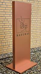 Haubenpylon 1800x700mm, Aluverbund 3mm kupfer-brushed, mit lackiertem Standfuß aus Rahmen 60-32