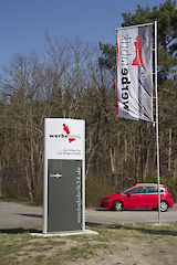 Pylon L 3000 mit LED Innenbeleuchtung im oberen Bereich von 1000 mm Profiloberfläche: eloxiert silber