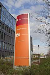 Pylon gewölbt mit Trennleiste (unterteilte Schildfronten)