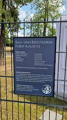 Wandrahmen 50-20 in RAL 7016 auf Doppelstabmattenzaun Hochformat