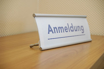 Primus Tischaufsteller mit rückseitigen Schraubfüßen aus Edelstahl