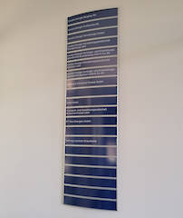 Primus Uni Orientierungstafel - Platte vollflächig beklebt 594 x 2000mm - mit 19 Trennstegen 16mm unterteilt für 20 Beschriftungsflächen