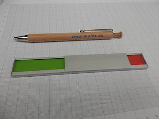 Schieber grün/rot - Höhe: 22mm Stärke: 6mm Länge: variabel - universell für Beschilderung einsetzbar - eloxiert silber