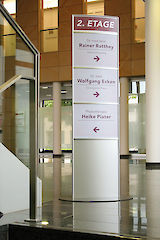 Primus Orientierungstafel freistehend 599 x 2000 mit Trennleiste 16 unterteilt in 4 separate Felder