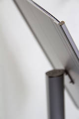 Informationsständer mobil, schräg, Detail Randleiste mit Abschlußteil