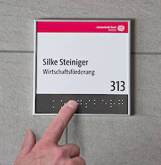 Türschild mit Braillebeschriftung