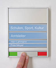 Türschild mit Aluminiumrandleisten, Text- und Einschubpaneele und Schieber grün/rot