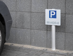 Hinweisschild mit Säule des Aufstellersystems