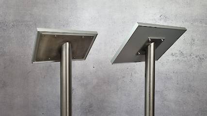 Links: Edelstahl-Säule 60 mit Aluminium-Rahmen 50-20 Rechts: Edelstahl-Säule 42 mit Aluminium-Rahmen System 12