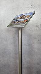 Edelstahl-Säule 42 mit Aluminium-Rahmen System 12 A4 quer