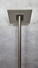 Edelstahl-Säule 42 mit Aluminium-Rahmen System 12 A4 quer - Adapteransicht