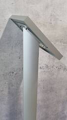 Pultschild A3 quer - 45° - Delta Säule - Clipleiste nach vorn