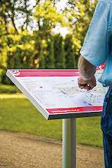 Pultschild mit 1 Säule im Format A2 quer