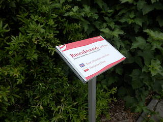 Pultschild mit Säule 40/35 und Textpaneel 200 Zuschnitt 300mm (A4 Querformat) zur direkten Beschriftung Abdeckleisten in silber eloxiert