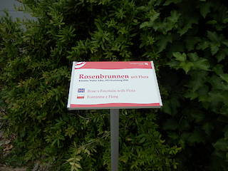 Pultschild mit Säule 40/35 und Textpaneel 200 Zuschnitt 300mm (A4 Querformat) zur direkten Beschriftung Abdeckleisten in silber eloxiert