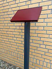 Säule Delta mit Rahmen 60-32 A3 quer, RAL 7016 + RAL 3005